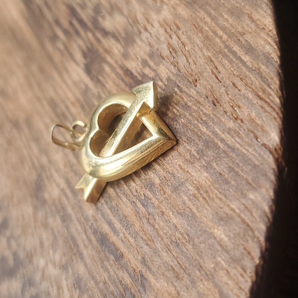 Stamped H or N heart and arrow pendant - Picture 2 of 3